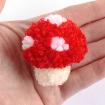 Pom Pom Art, Hand Felting, Pom Pom Ideas, Pompom Crafts, Pom Pom Animals, Yarn Box, Diy Pom Poms, Mushroom Crafts, Pom Pom Wreath