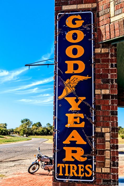 Goodyear Logo, Goodyear Tires, Gas Service, Old Signs, Service Station, Drawings Simple, Meus Pins, Art Drawings Simple, Vintage Signs