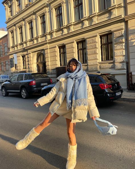 White Moon Boots Outfit, White Rain Boots Outfit, White Moon Boots, Sunset Outfits, Moon Boots Outfit, London Subway, Winter Inspo Outfits, Rainboots Outfit, Sunset London