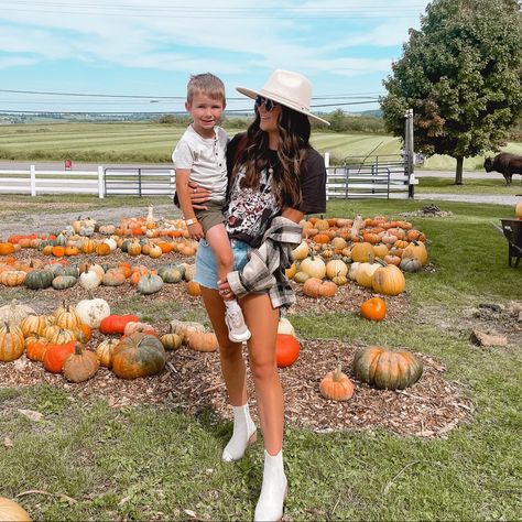 Texas Pumpkin Patch Outfit, Hot Day Pumpkin Patch Outfit, Pumpkin Patch Warm Weather Outfit, Pumpkin Patch Outfit Shorts, Summer Pumpkin Patch Outfit, Hot Weather Pumpkin Patch Outfits, Simple Pumpkin Patch Outfit, Outfit For Pumpkin Patch Fall, Pumpkin Patch Mom Outfit