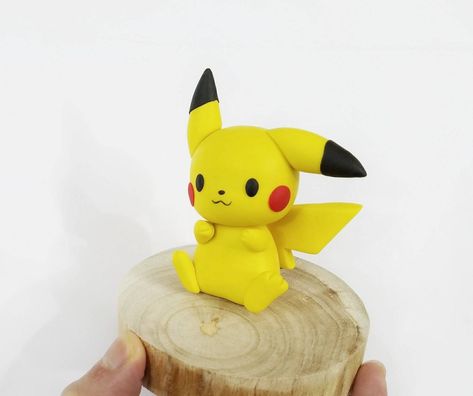 Pikachu Clay Art, Pikachu Polymer Clay, Clay Ideas Pokemon, Pokemon Clay Ideas, Pokemon Clay Figures, Clay Pikachu, Pokemon Clay Art, Clay Modelling Ideas, Polymer Clay Pokemon