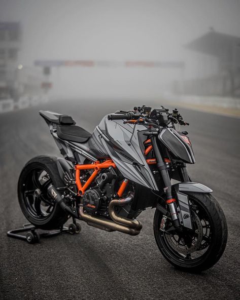 Superbike Ktm Super Duke, Moto Wallpapers, Bike Wallpaper, Duke Bike, Super Duke, Ktm Motorcycles, Image Moto, Concept Motorcycles, Pretty Bike