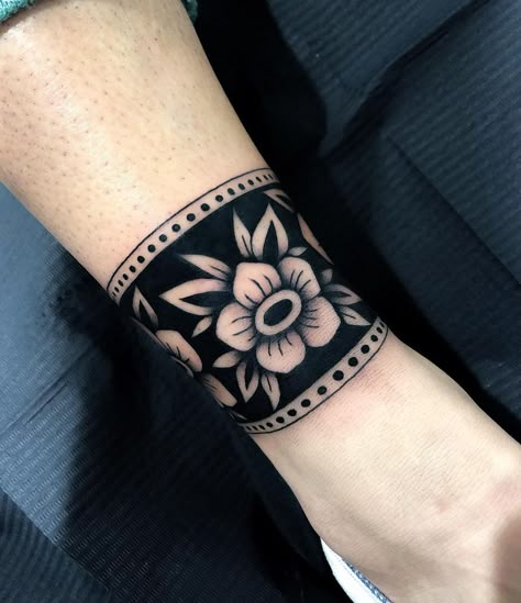 Traditional Tattoo Arm, Traditional Tattoo Ideas, Hand Cuffs, Tattoo Old School, Tattoo Bracelet, Tattoo Arm, Black Bracelet, Tattoos And Body Art, Black Bracelets