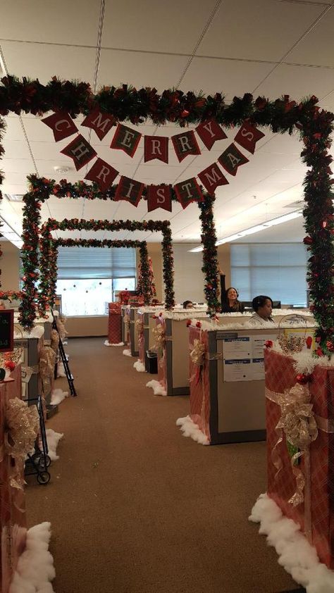 Christmas Bay Decoration Office, Desk Decorating Ideas Work Christmas, Christmas Decor Ideas Office Lobby, Reception Desk Christmas Decor, Desk Christmas Decorations Work, Front Desk Christmas Decorations Office, Christmas Office Decorations Cubicles, Professional Office Christmas Decor, Office Christmas Decorations Cubicles