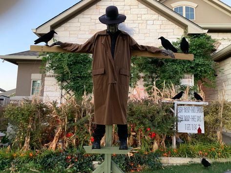 Jeepers Creepers Halloween Decor Diy Jeepers Creepers, Jeepers Creepers Scarecrow, Hay Ride Ideas, Jeepers Creepers, Outdoor Halloween, Halloween House, Diy Halloween Decorations, Creepers, Scarecrow