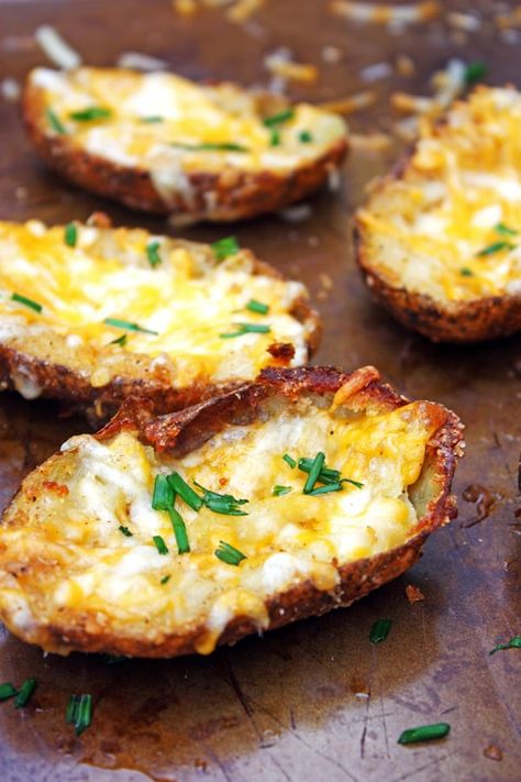 Fully Loaded Crispy Potato Skins with Cheese & Bacon - Tried and True Recipes Crispy Potato Skins, Baked Potato Skins, Potatoe Skins Recipe, Stuffed Potatoes, Healthy Superbowl Snacks, Soup Appetizers, Potato Skins, Crispy Potatoes, Minced Meat