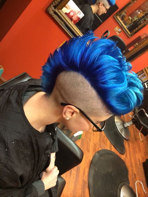 Blue Mohawk yay! Blue Hair Mohawk, Blue Mohawk Woman, Agender Hairstyles, Colored Mohawk, Blue Mohawk, Female Mohawk, Lumpy Space, Mohawk Hairstyles, Hairstyles Women