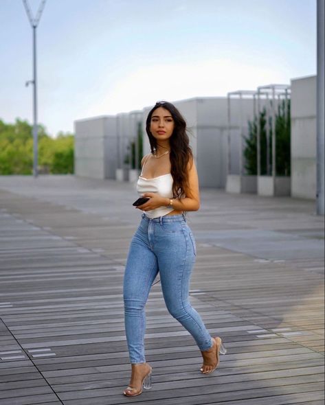 Cute Going Out Outfits Night Casual Plus Size, Heel Outfits Casual, Jean Outfits With Heels, Outfits Con Tacos Y Jeans, Mothers Day Outfits Classy, Jeans And Heels Outfit Summer, Jean And Heels Outfit, Casual Outfit With Heels, Jeans With Heels Outfits