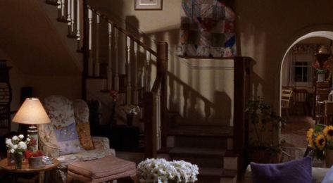 Gilmore Girls House Interior, Gilmore Girls Living Room, Lorelai Aesthetic, Gilmore House, Gilmore Girls House, Michelle Trachtenberg, Lorelai Gilmore, Stars Hollow, House Inside