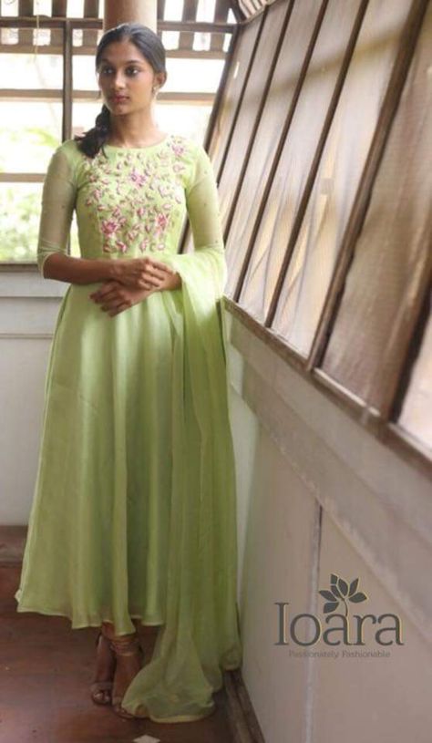 Umbrella Cut Anarkali Dress Patterns, Net Saree Blouse Designs, Silk Kurti Designs, Frocks And Gowns, Latest Maxi Dresses, Designer Anarkali Dresses, Floral Frocks, Long Gown Design, Lehnga Dress