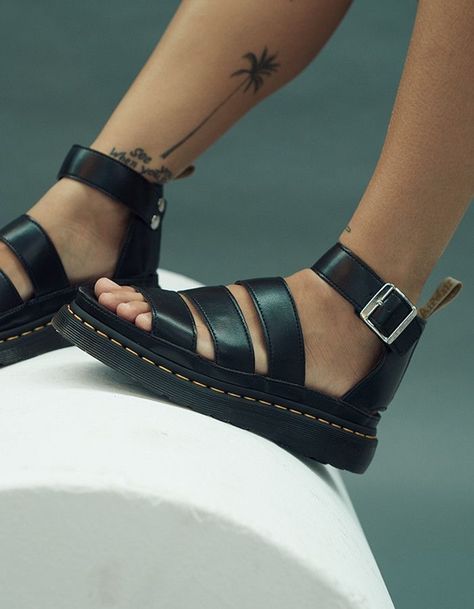 Clarissa Sandals, Heel Sandals Outfit, Earthly Delights, Estilo Hippie, Sandals Outfit, Shoe Inspiration, Cooler Look, Vegan Shoes, Crazy Shoes