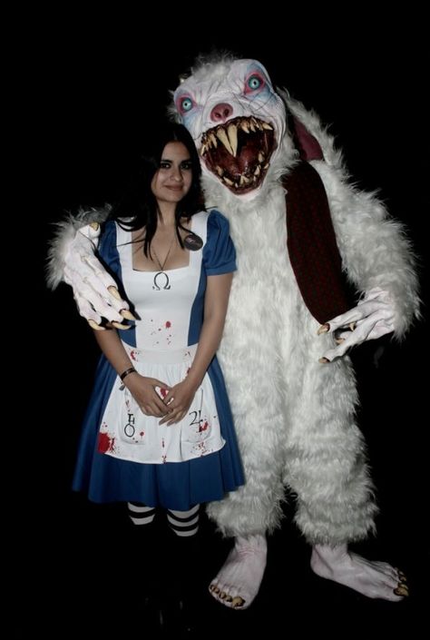 Alice and one very scary rabbit cosplay White Rabbit Costumes, Strašidelný Halloween, Rabbit Cosplay, Rabbit Halloween, Easy College Halloween Costumes, Creepy Halloween Costumes, Halloween Parejas, Best Friend Halloween Costumes, Rabbit Costume