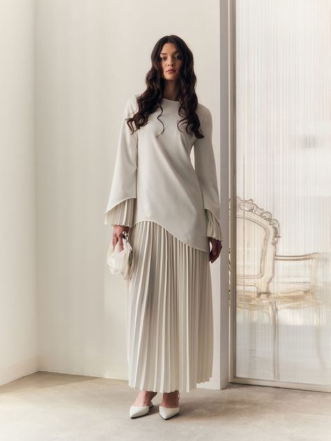 Maxi dress with pleated details :: LICHI - Online fashion store Pleated Maxi Skirt Outfit, Stylish Modest Outfits, Modest Long Dresses, Pleated Skirt Outfit, Modest Casual Outfits, Lightweight Skirt, Maxi Outfits, Maxi Skirt Outfits, Dresses Casual Winter