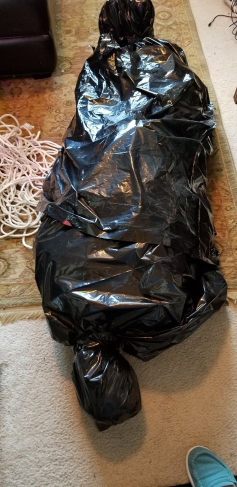 How To Make A Bagged Dead Body For Halloween – Crazy Green Thumbs Horror Themed Party, Funny Halloween Decorations, Kid Friendly Halloween, Cheap Halloween, Halloween Outdoor, Halloween Yard Decorations, Halloween This Year, Halloween Party Diy, Halloween Yard