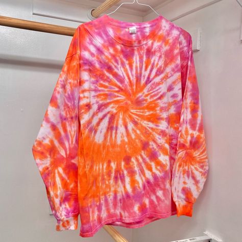 All Tie Dye Shirts Are Brand New, Made/Finished With Quality Fabric And Dye, And Are One Of A Kind! Spiral Of Fuchsia And Orange. Quadruple-Spiraled. Fruit Of The Loom Hd Cotton Top To Bottom: About 31.25” Pit To Pit: About 22.25” Max Sleeve Length: About 26” 100% Cotton All Measurements Are Taken Flat. Tie Dye School Spirit Shirts, Fun Tie Dye Patterns, Cute Tie Dye Shirts Ideas, Tie Dye Shirt Ideas, Tie Dye Color Combinations, Tye Dye Ideas, Tie Dye Aesthetic, Tie Dye Ideas, Cute Tie Dye Shirts