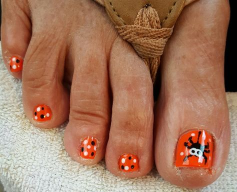 nails toes pedicure Halloween spider polka-dot orange black Orange Toes, Trendy Pedicure, Toe Art Designs, Halloween Toe Nails, Halloween Toes, Summer Pedicure Colors, Toes Pedicure, Shellac Pedicure, Ideas Pedicure