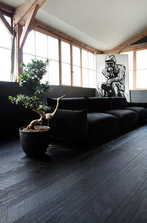 Black Floor Room Ideas, Black Floors Living Room, Black Garage Floor, Black Floor Living Room, Lobby Flooring, Black Wooden Floor, Black Hardwood Floors, Kitchen Swagger, Black Flooring