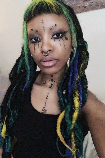 Alt Hair, Afro Goth, Black Alt, Punk Makeup, Alt Goth, Split Hair, Punk Hair, Alternative Makeup, Black Goth