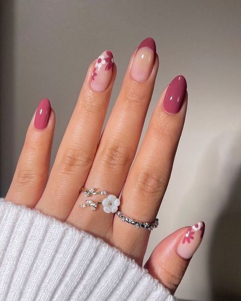 Short Almond Nail Ideas, White Floral Nails, Pressure To Be Perfect, Almond Nail Ideas, Short Almond Nails, Manicure Inspiration, Floral Nail Designs, Nail Art At Home, Trendy Nail Art Designs