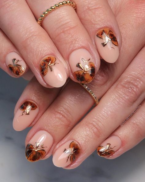 Are we ready for pumpkins yet? 😌 Cause these tortoiseshell pumpkins were some of my favorite! The isolated chrome completed the look and makes them pop! ✨🪩 Sign up for my Isolated Chrome Crash Course today at my website! 🔥 Hard gel overlay using Akzentz Trinity SW1 ✨ #fallnails #pumpkinnails #chromenails chrome nail art, autumn nails, fall nails, structured manicure Nails With Gold Chrome, Cute Pumpkin Nails, Fall Chrome Nails, Halloween Pumpkin Nails, Hard Gel Overlay, Structured Manicure, Fall Nude Nails, Nail Art Autumn, Chrome Nail Colors