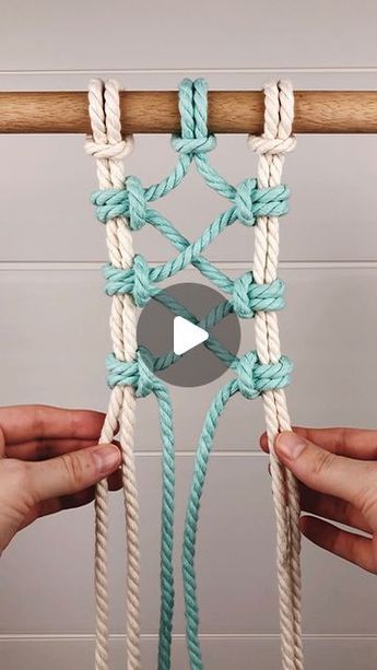 Macrame Tutorial Beginner, Macrame Plant Hanger Patterns, Simple Macrame, Macrame Knots Tutorial, Boho Crafts Diy, Macrame Knots Pattern, Knots Diy, Knots Tutorial, Macrame Wall Hanging Patterns