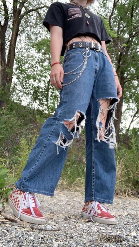 Light Wash Jeans Outfit Alt, Alt Outfits With Blue Jeans, Blue Jeans Grunge Outfit, Non Binary Summer Outfits, Non Binary Outfit Ideas, Ramona Badwolf, Non Binary Outfits, Bi Fashion, Outfit Ripped Jeans