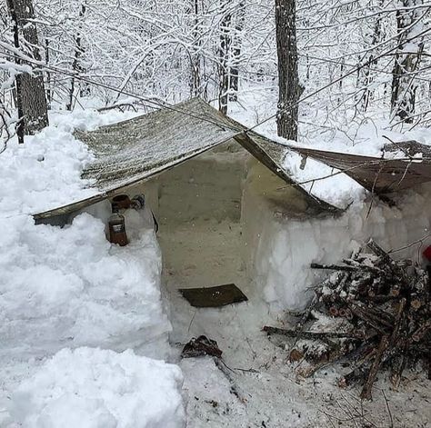 Wilderness Survival Shelter, Survival Tent, Camping Gear Survival, Bushcraft Shelter, Off Grid Survival, Bushcraft Skills, Survival Life Hacks, Bushcraft Camping, Survival Shelter