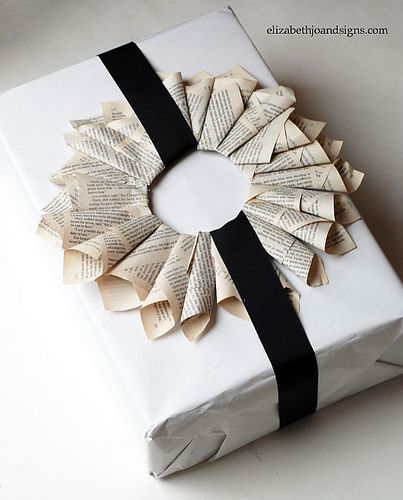 inspiration --- newspaper rosette rings gift wrap decoration ornament---could use twisted ring folded flat instead. Wine Gift Wrap, Gift Packing Ideas, Creative Corporate Gifts, Newspaper Wrapping, Wrap A Present, Newspaper Gift, Holiday Gift Wrapping, White Wrapping Paper, Creative Tutorials