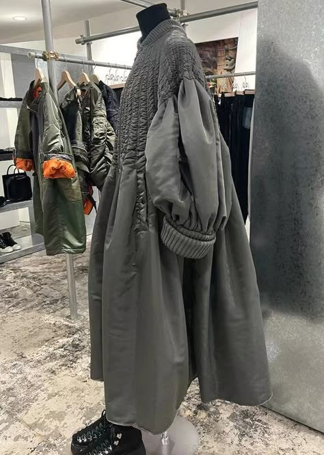 Back Of Jacket Design, Cold Winter Outfit, Grey Outfits, Fashion Display, Cold Winter Outfits, Coat Details, Jacket Patchwork, Winter Outfits Cold, Grey Jacket