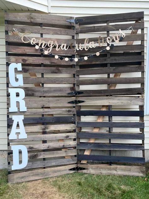 Graduation Wood Backdrop, Rustic Country Graduation Party, Pallets For Graduation Party, Senior Decorations Ideas, Pallet Picture Display Graduation, Pallet Backdrop Graduation, Rustic Graduation Party Ideas, Pallet Picture Display, Country Graduation Party