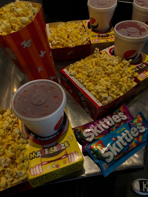 Movie Theater Snacks To Sneak In, Movie Theater Nachos, Movie Theater Aesthetic Friends, Movie Night Foods, Movie Theater Food, Cinema Snacks, Movies Snacks, Food At Night, Cinema Food