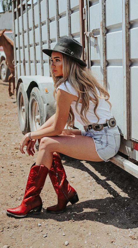 Chic Cowboy Boots Outfit, Boots Outfit Ideas For Women, Leggings With Cowboy Boots, Red Cowgirl Boots Outfit, Red Western Boots, Red Cowboy Boots Outfit, Shorts And Cowboy Boots, Boots Outfit Ideas, Red Cowgirl Boots