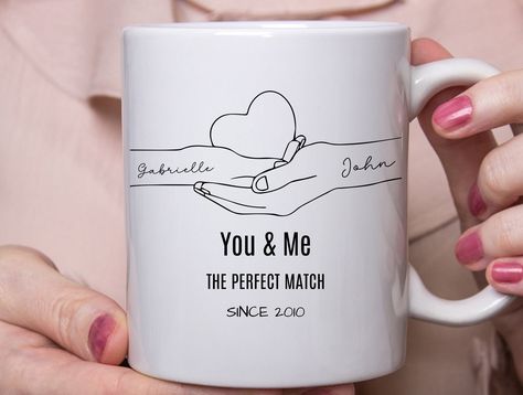 Pretty Gift Wrapping Ideas, Couple Mug, Mug With Name, Wedding Gift For Couple, 1 Year Anniversary Gifts, Cute Coffee Cups, Personalised Gifts For Friends, Presents For Best Friends, Couple Mugs