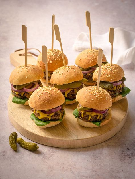 Mini Sliders Recipe, Mini Hamburger Sliders, Mini Burgers Recipe, Vegan Sliders, Cheese And Onion Pasty, Vegan Finger Foods, Yummy Sandwiches, Burger Party, Mini Burger Appetizers