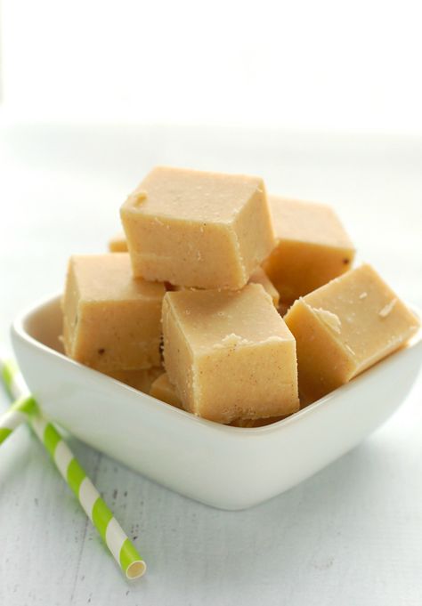 Mix white chocolate + carrots to make this Carrot Cake Fudge. Homemade Carrot Cake, Cookie Dough Truffles, Fudge Recipes Easy, Fudge Easy, Spring Desserts, Carrot Cake Recipe, Homemade Candies, Candy Desserts, Yummy Sweets