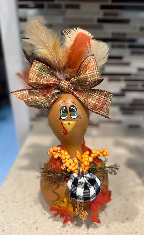 Painted Gourd Chickens, Fall Gourds Paint, Gourd Turkey Craft, Turkey Gourds Painted, Painting Gourds Ideas, Gourd Chickens, Decorated Gourds, Thanksgiving Gourds, Painting Gourds