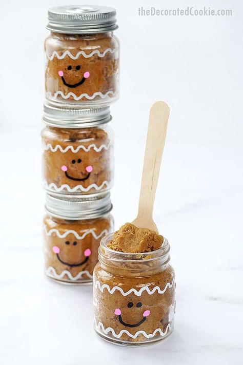 GINGERBREAD EDIBLE COOKIE DOUGH - in cute mason jars Gingerbread Cookie Dough, Mason Jar Christmas Crafts, Cut Out Cookie Recipe, Gingerbread Gifts, Basic Cookies, Paint Easy, Craft Video, Easy Diy Christmas Gifts, Christmas Food Gifts