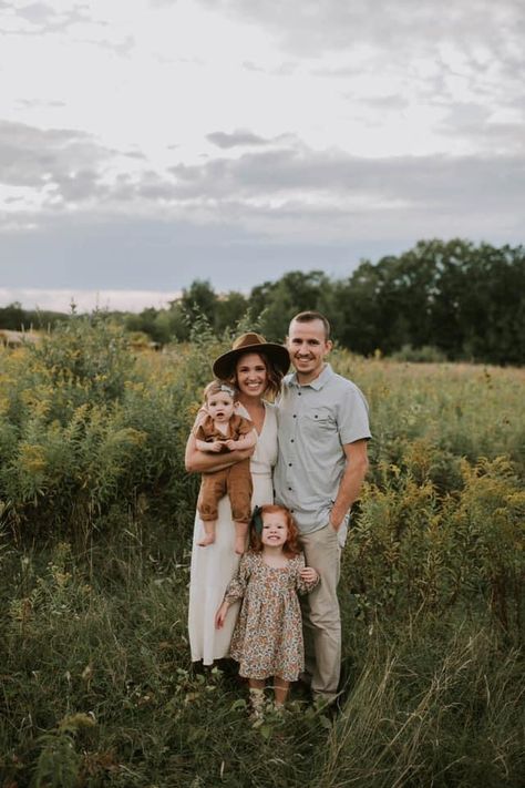 Fence Family Pictures, Family Of 4 Picture Poses, Fall Photoshoot Family, Sunflower Photoshoot, Baby Family Pictures, Fam Photos, Family Photo Colors, Fam Pics, Bush Family