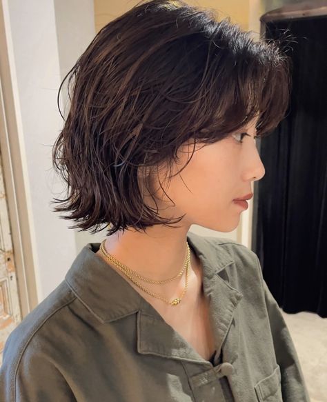 Short Haircuts For Frizzy Wavy Hair, Bob Perm, Frizzy Wavy Hair, Layered Bobs, Chin Length Bob, Fairy Hair, Hair Inspiration Short, Hair Images, Hair Reference