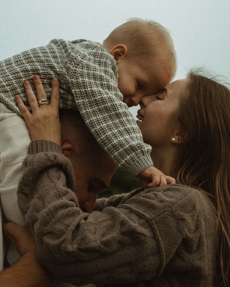 Family sessions near the ocean is always a YES for me 🌊 Outdoor Family Photos Christmas, Family Photos Cold Weather, Cozy Winter Family Photos, Authentic Family Photos, Family Photo Inspo Winter, Winter Family Session, Winter Beach Family Photos, Moody Family Photos, Family Outdoor Photoshoot