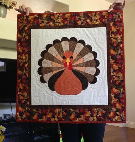 Make This Guy the Star of Your Thanksgiving Decor - Quilting Digest Deep Autumn Colors, Thanksgiving Table Toppers, Thanksgiving Quilt, Halloween Pumpkin Decor, Turkey Project, Valentine Table, Quilting Digest, Fall Quilt, Large Throw Pillows