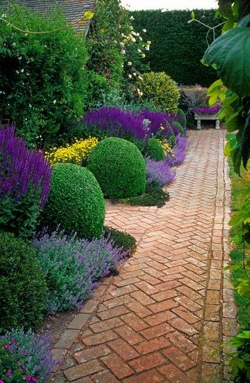 PRACTICAL, graphic, surprising and poetic: A good path is a garden godsend. Whether it's softening a compact, angular backyard, or wending through a sprawling rural park, a path (or two) adds a design element that delights the eye and directs the feet. Walkway Landscaping, نباتات منزلية, Cottage Gardens, Secret Gardens, Have Inspiration, Garden Pathway, Gorgeous Gardens, Shade Garden, Front Garden