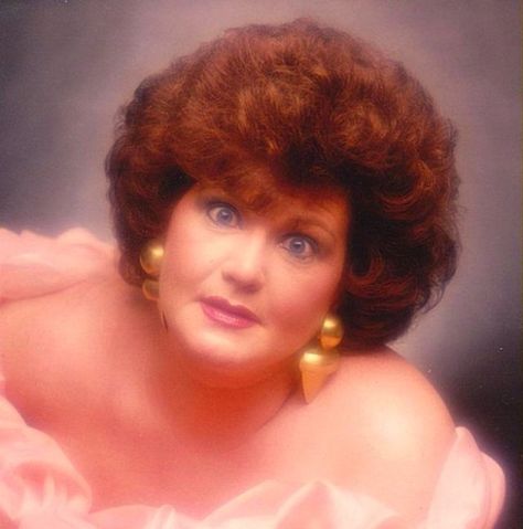 Who can forget Glamour Shots- that huge (albeit scary) trend of the '90s- feathers, soft lighting, huge hair, overdone makeup, and lots of s... Bad Family Photos, Awkward Photos, Freaking Hilarious, Awkward Family Photos, Joe Montana, Glamour Shots, Gone Wrong, Laughing So Hard, Look At You