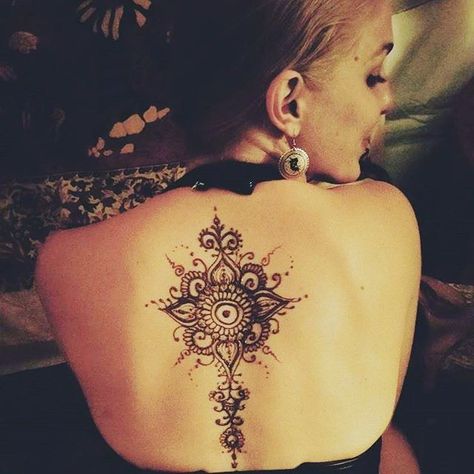 1000+ ideas about Mandala Tattoo Back on Pinterest | Mandala ... Henna Tattoo Back, Mandala Tattoo Back, Back Henna, Tattoo Fixes, Flower Spine Tattoos, Tatuagem Masculina Pequena, Mandala Tattoos, Tato Henna, Women Tattoos