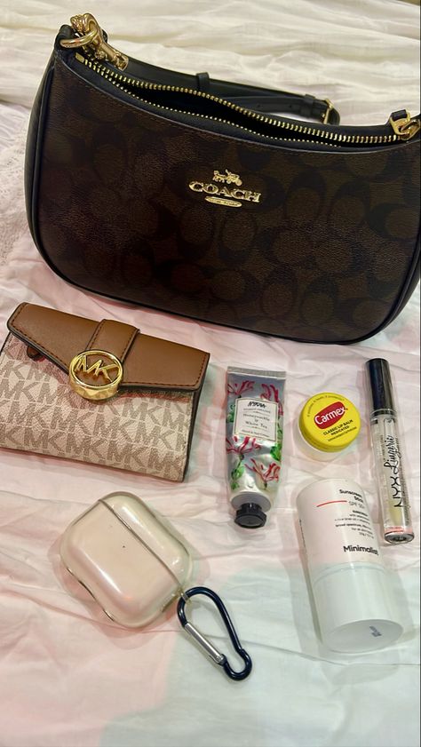 Coach Teri Shoulder Bag, Material Gworl, Shoulder Bag Coach, Inside My Bag, Vinnie Hacker, Handbag Essentials, Bag Obsession, What In My Bag, Bag Essentials