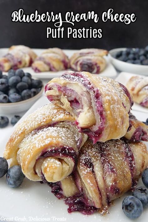 Blueberry Cream Cheese Puff Pastry is a flaky and delicious pastry recipe that is filled with a blueberry filling, a fluffy cream cheese mixture, and dusted with powdered sugar for added sweetness. Puff Pastry Dessert Designs, Almond Puff Pastry Danish, Blackberry Cream Cheese Puff Pastry, Blueberry Cream Cheese Pastry, Dessert With Pastry Sheets, Blueberry Crossiant, Blitz Puff Pastry Recipe, Puff Pastry Almond Paste Recipes, Cream And Berry Filled Pastry Balls