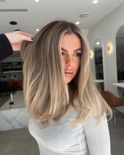 45 Stunning Medium-Length Blonde Hair Trends For 2024 Shoulder Length Hair Balayage, Medium Length Blonde Hair, Beige Blonde Hair, Medium Length Blonde, Summer Blonde Hair, Balayage Blonde, Spring Hair Color, Dark Blonde Hair, Blonde Hair Inspiration