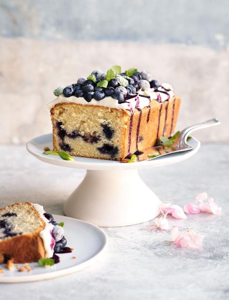 White chocolate and blueberry loaf cake with cheesecake frosting Cheesecake Loaf, Blueberry Cake Recipe, Blueberry Loaf Cakes, Cheesecake Frosting, Chocolate Loaf, Chocolate Loaf Cake, Blueberry Loaf, Loaf Cake Recipes, White Chocolate Cake