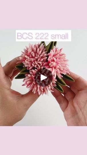 35K views · 1.8K reactions | Some mini mums for you all. Have you used a Y-nail for your buttercream flowers yet? If not give one a try. If gives the flower movement and helps you to achieve realism 🙌🏻#buttercreamdream
#cakemasters
#cupcakeartist #cupcakeinspo  #caketutorial #pipingtips #ediblebouquet #edibleroses #floristandflowers #caketutorials #cupcakeinspo #cupcakeartist #cupcakeart #cupcakelove #customcupcakes #americanbuttercream #flowercupcakes #bakingreels #reelife #cupcakereels #cakedecoratingreel #cakereel #cakereels #buttercreampetals #buttercreamflower #cakeflower #flowercakes #handmadeflowers #pipingreels #buttercreamdecorating #pipingnozzles #bouquetofcupcakes | The Butterfly Cake Shop | Nina Simone · Feeling Good (Austin Millz Remix) Cupcake Techniques, Mini Mums, Sweet Ham, Buttercream Flowers Cupcakes, Cupcake Flower Bouquets, Cupcake Flowers, Making Decorations, Edible Roses, Buttercream Decorating