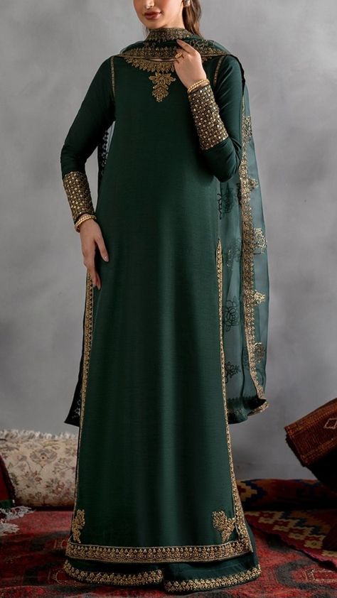 Light Green Pakistani Bridal Dress, Mehndi Dress For Bridesmaid, Bridal Mehndi Outfit, Dresses For Mehndi Function, Green Pakistani Bridal Dress, Mehendi Outfits For Bride, Mehandi Outfits, Mehndi Bride, Lights Wallpaper